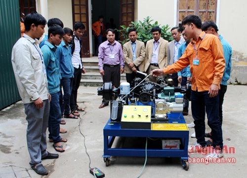 Hai thầy giáo Trương Mạnh Linh và Hoàng Nguyên Hồng đang giới thiệu thiết bị hệ thống phanh khí nén và truyền lực cầu sau vừa đạt giải Nhất hội thi thiết bị đào tạo tự làm toàn quốc lần thứ V năm 2016.