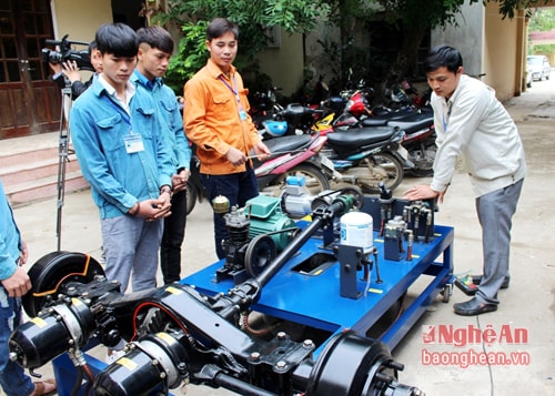 Thiết bị này phục vụ trong quá trình dạy học, giúp các học sinh nắm bắt các bộ phận truyền lực cầu sau ở ô tô một cách chính xác nhất.