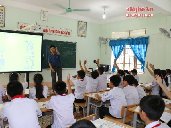 Giờ học ngoại ngữ của học sinh Trường THCS Trà Lân (Con Cuông).