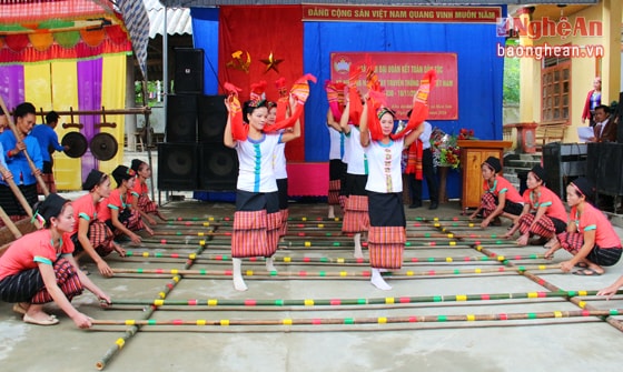 Bà con bản Xiềng vui ngày hội Đại đoàn kết với những tiết mục văn nghệ mang đậm bản sắc dân tộc.