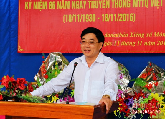 Đồng chí Nguyễn Văn Thông biểu dương những kết quả bà con bản Xiềng đạt được