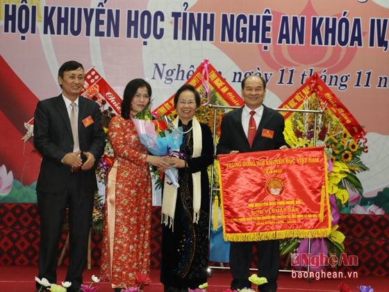 Đồng chí Nguyễn Thị Doan tặng cờ thi đua xuất sắc cho Hội khuyến học Nghệ An