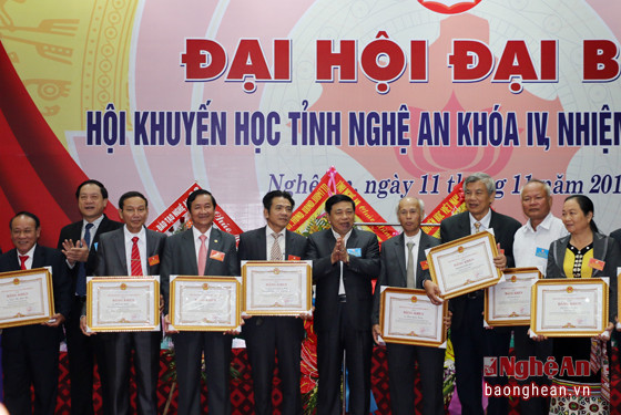 Đồng chí Nguyễn Xuân Đường và Lê Minh Thông tặng Bằng khen của UBND tỉnh cho các tập thể và các cá nhân xuất sắc