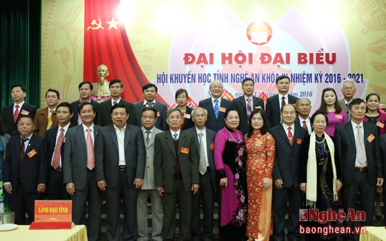 Các đồng chí lãnh đạo Trung ương và tỉnh chụp ảnh với Ban chấp hành khóa mới