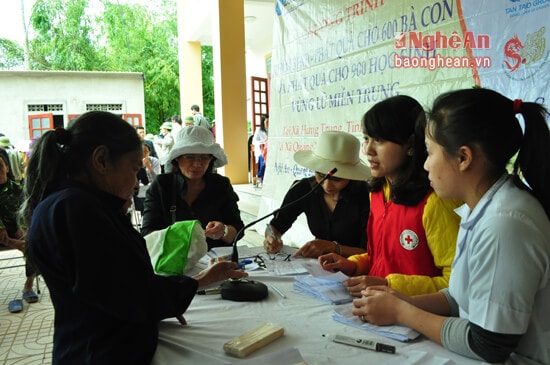 Các bệnh nhân già, người tàn tật được ưu tiên tư vấn để khám và cấp thuốc sớm