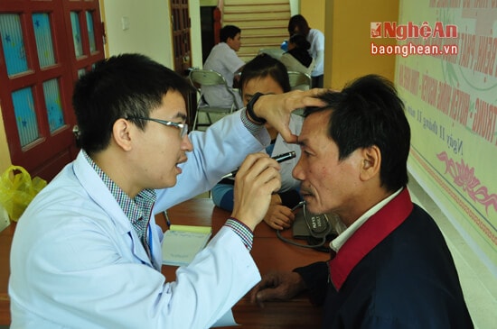 Bác sĩ khám bệnh và tư vấn về chăm sóc, bảo vệ mắt cho người cao tuổi, bệnh nhân nghèo