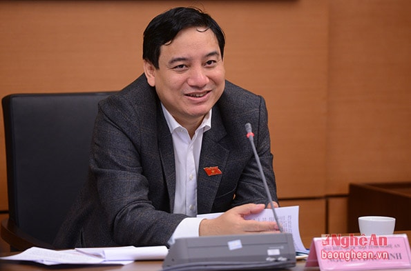Đại biểu Nguyễn Đắc Vinh chủ trì phiên thảo luận tại tổ 3 sáng 11/11.