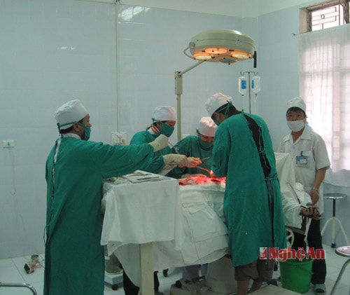 Một ca mổ cấp cứu tại bệnh viện GTVT Vinh