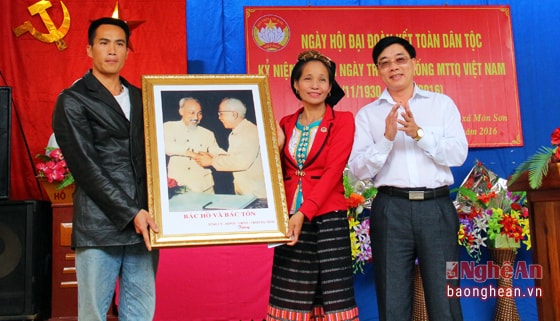 Đồng chí Nguyễn Văn Thông tặng bức tranh 