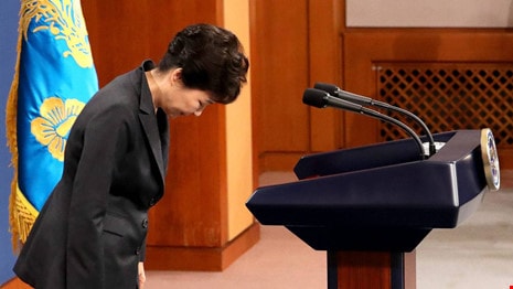 Tổng thống Park Geun-hye xin lỗi người dân Hàn Quốc hôm 4-11. Ảnh: EPA