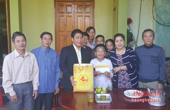 Đại diện Tổng Công ty XDCTGT 4 đến trao tặng quà cho Mẹ VNAHHoàng thị Nhàn ở  xóm 7 xã Trung Thành Yên Thành 