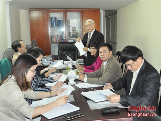 Ông Nguyễn Văn Kha - Trưởng Văn phòng Thừa phát lại TP. Vinh báo cáo với đoàn công tác HĐND tỉnh về hoạt động của Văn phòng thời gian qua.