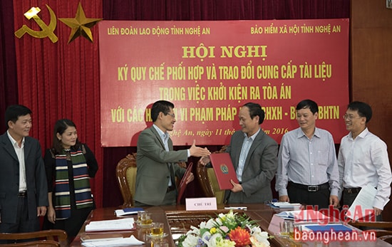 Lãnh đạo LĐLĐ và BHXH tỉnh ký quy chế phối hợp.