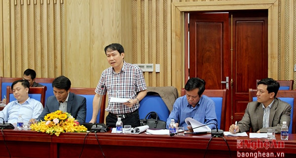 Đại diện lãnh đạo TP Vinh báo cáo tình hình mưa, gây ngập úng trên địa bàn.