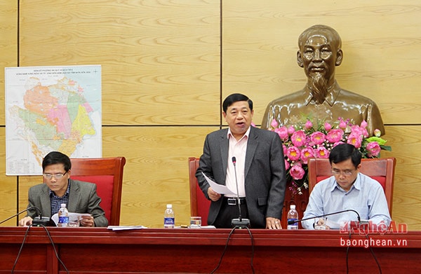 Đồng chí Nguyễn Xuân Đường yêu cầu TP Vinh và các ngành liên quan tích cực triển khai các giải pháp chống ngập úng cho thành phố và vùng phụ cận. Công việc này vừa cấp bách, vừa lâu dài, có tính đến huy động nguồn lực xã hội hóa và sự tham gia của người dân.