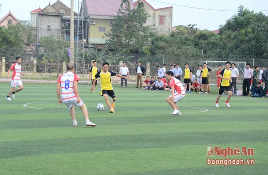 Ngay sau Lễ khai mạc diễn ra trận đấu giữa đội 