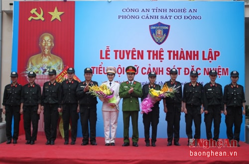 Thượng tá Nguyễn Đức Hải, Phó Giám đốc Công an tỉnh tặng hoa chúc mừng Tiểu đội nữ Cảnh sát đặc nhiệm.