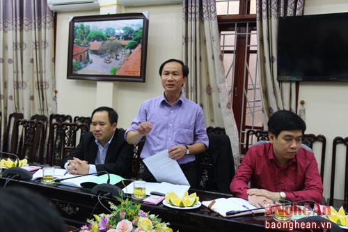 Đồng chí Trần Văn Hùng - Phó Tổng biên tập Báo Nghệ An nêu ý kiến về công tác thi đua khen thưởng năm 2017.