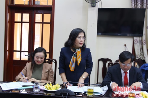 Bà Nguyễn Thị Kim Chi - Giám đốc Sở Giáo dục và Đào tạo nêu lên một số hạn chế trong công tác thi đua khen thưởng của đơn vị.