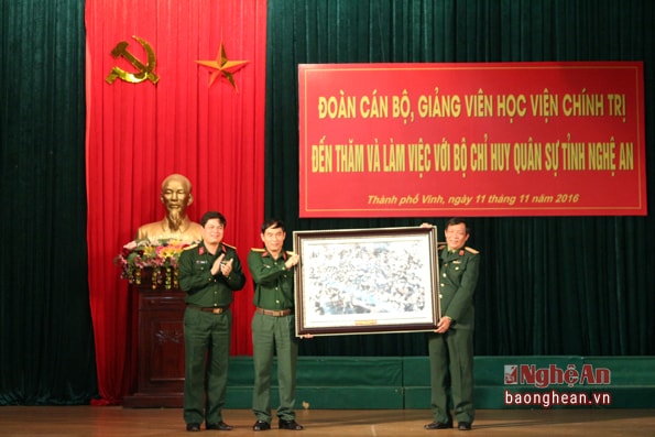 Đoàn tặng quà lưu niệm cho Bộ CHQS tỉnh.