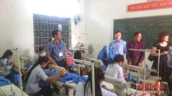 Lớp đào tạo nghề may cho học sinh phân luồng.