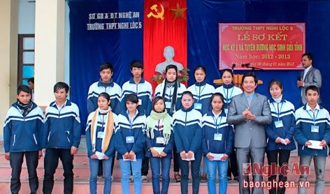Trao quà cho học sinh vượt khó học giỏi.