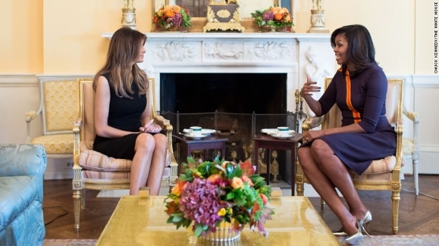 Đệ nhất phu nhân Michelle Obama gặp gỡ bà Melania Trump, cùng thưởng trà tại Phòng Bầu dục vàng ở Nhà Trắng hôm 10/11. Ảnh: Nhà Trắng.