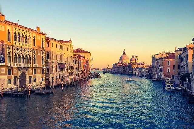 Venice (Italy): Các nhà khoa học công bố Venice đang nghiêng dần phía đông, đồng thời tiếp tục chìm xuống nước với tốc độ khoảng 2 mm mỗi năm trong thập niên vừa qua. Con số này nhanh gấp 5 lần so với các dự nghiên cứu công bố trước đây. Ảnh: Daily Mail.  