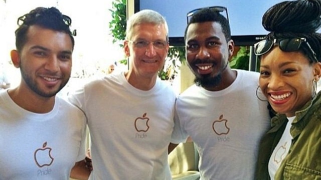 CEO Apple Tim Cook (thứ hai từ trái sang) và các nhân viên trong công ty