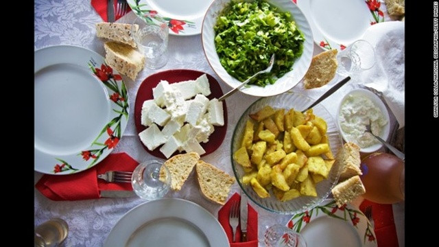 Đảo Ikaria, Hy Lạp: Bữa ăn thường thấy bao gồm trái cây, rau, đậu, cá và dầu olive. 