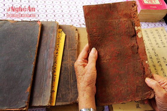 Một trong những tài liệu quý mà ông còn gìn giữ với niên đại gần trăm năm là số sách bằng chữ nho do cụ thân sinh ông đích thân viết và truyền lại cho thế hệ sau.