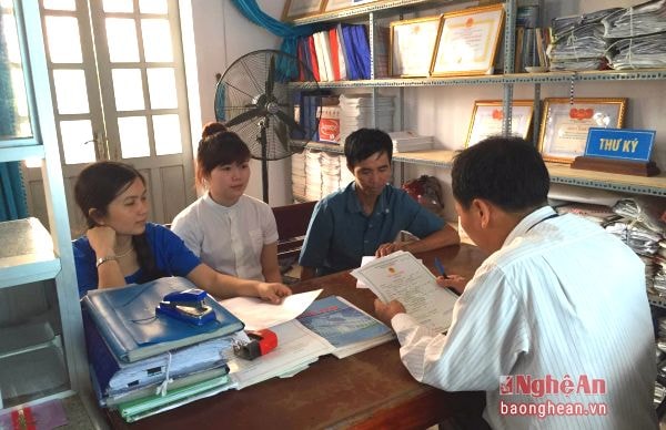 Cán bộ xã Nghi Trung (Nghi Lộc) giải quyết thủ tục hành chính cho người dân. Ảnh: Thanh Lê
