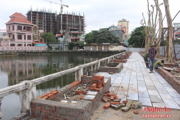 Hồ Thủy Tạ đang được cải tạo để tạo cảnh quan cho tòa nhà chung cư cao cấp.