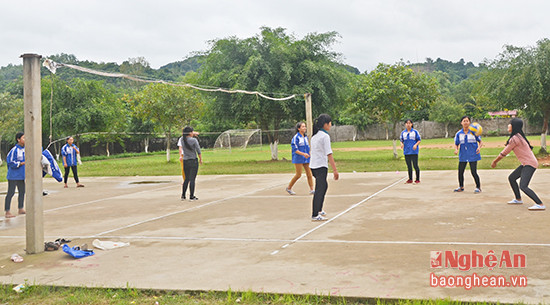 Tiết học thể dục của các em học sinh lớp 12A Trường TPPT Anh Sơn 2