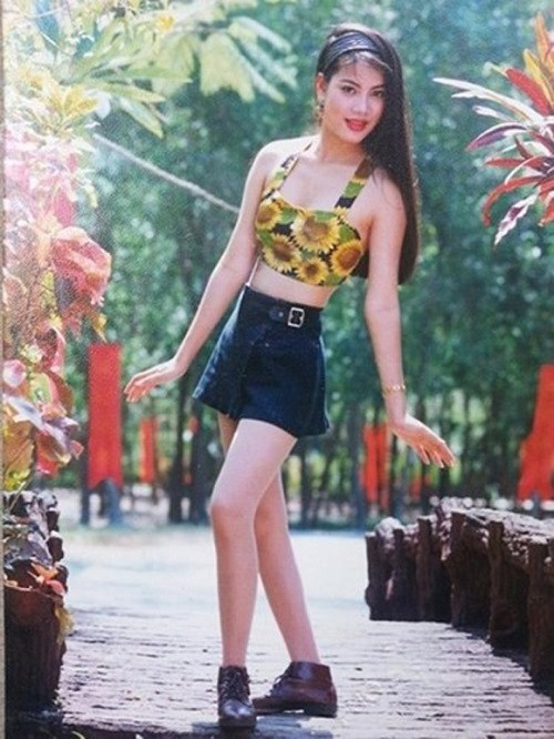 Nữ diễn viên Trương Ngọc Ánh sành điệu, gợi cảm khi mới vào nghề, cô diện áo crop top khoe vòng eo thon gọn.