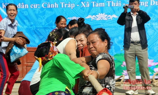 Phần hội thu hút sự tham gia của đông đảo bà con trong bản với nhiều trò chơi hấm dẫn mang đậm bản sắc dân tộc như ném còn, kéo co, khắc luống...