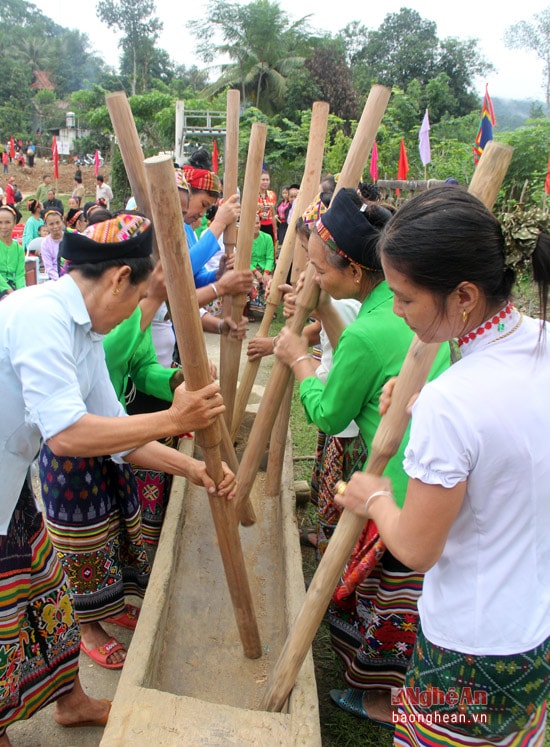 Phụ nữ bản Cánh Tráp vui khắc luống.