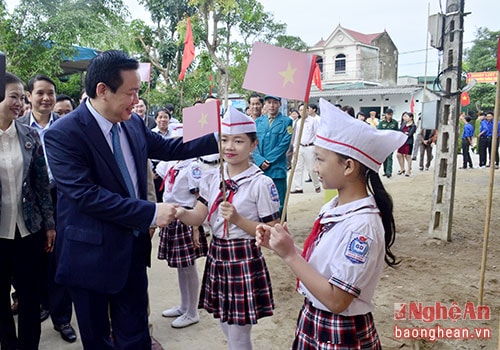 Phó Thủ tướng Vương Đình Huệ trò chuyện với học sinh của khối.
