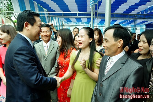 Phó Thủ tướng Vương Đình Huệ trò chuyện với người dân trong khối.