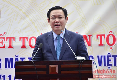 Phó Thủ tướng Vương Đình Huệ nói chuyện với người dân trong khối.
