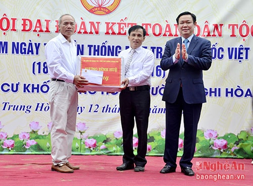 Phó Thủ tướng Vương Đình Huệ tặng quà cho người dân khối.