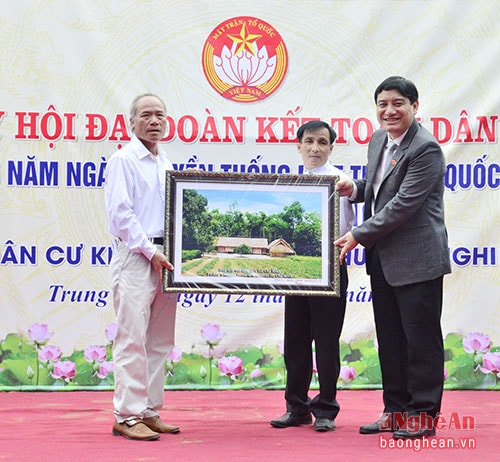 Bí thư Tỉnh ủy Nguyễn Đắc Vinh tặng quà cho khối Trung Hòa.
