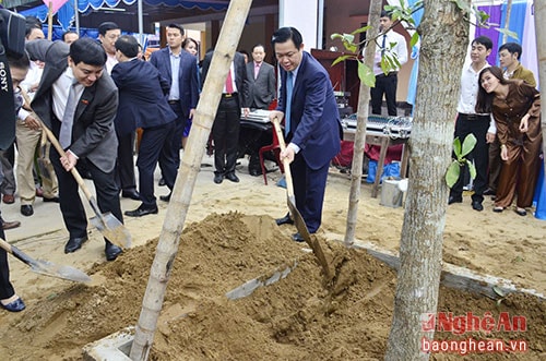 Phó Thủ tướng Vương Đình Huệ và các đồng chí Trung ương MTTQ Việt Nam, tỉnh Nghệ An trồng cây lưu niệm tại khuôn viên khối Trung Hòa.
