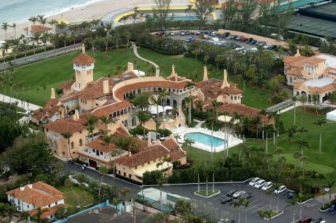 Năm 1985, Trump đã mua khu bất động sản Mar-a-Lago ở bờ biển Palm (Florida, Mỹ) với giá 10 triệu USD và biến nó thành một khách sạn cao cấp.  Câu lạc bộ nằm trên 17 mẫu Anh và là địa điểm nghỉ mát ưa thích của nhiều người nổi tiếng như Oprah Winfrey, Celine Dion, Michael Jackson.