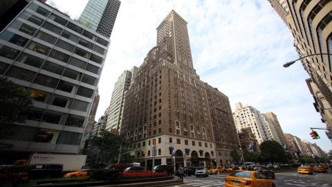 Donald Trump sở hữu đến tận 3 tòa tháp có tên Trump Park Avenue ở Manhattan (New York, Mỹ). Ông đã biến bất động sản này thành những căn chung cư cao cấp từ hơn một thập kỷ trước.  Trong đó có tới 2 căn hộ xa hoa nhưng ông chưa từng chuyển đến ở. Vì vậy, ông đã bán một căn với giá 21 triệu USD vào mùa thu năm 2015.