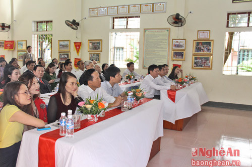 Các đại biểu tham dự ngày hội đại đoàn kết tại khối Tân Hợp, phường Hưng Dũng.
