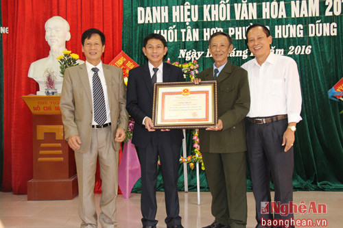 Đồng chí Nguyễn Trung Châu - Trường ban Tuyên giáo Thành ủy Vinh trao Bằng chứng nhận Khối văn hóa cho cán bộ, nhân dân khối Tâ Hợp.