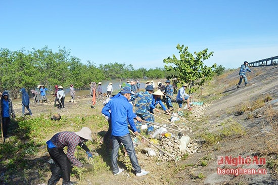 Ra quân tổng dọn vệ sinh môi trường.