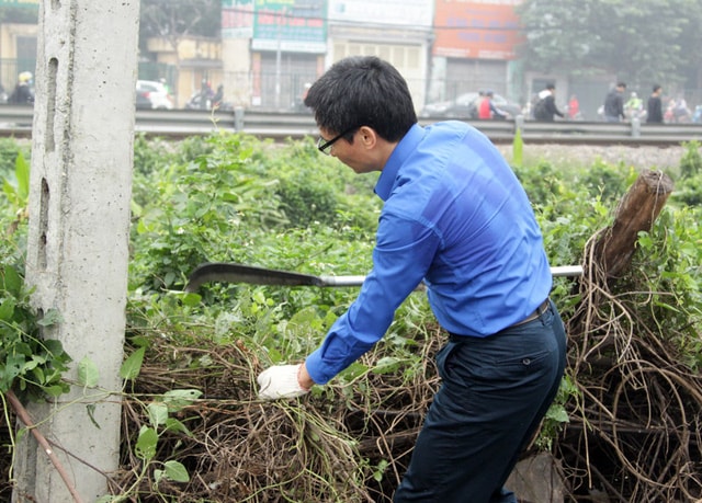 Không chỉ trực tiếp dọn dẹp, phó Thủ tướng Vũ Đức Đam liên tục động viên, chia sẻ với các bạn trẻ.