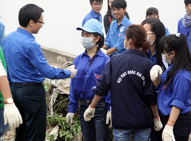 Phó Thủ tướng Vũ Đức Đam có mặt ở hồ Linh Đàm từ rất sớm, cùng tham gia với các bạn tình nguyện viên của chiến dịch “Tử tế với môi trường”